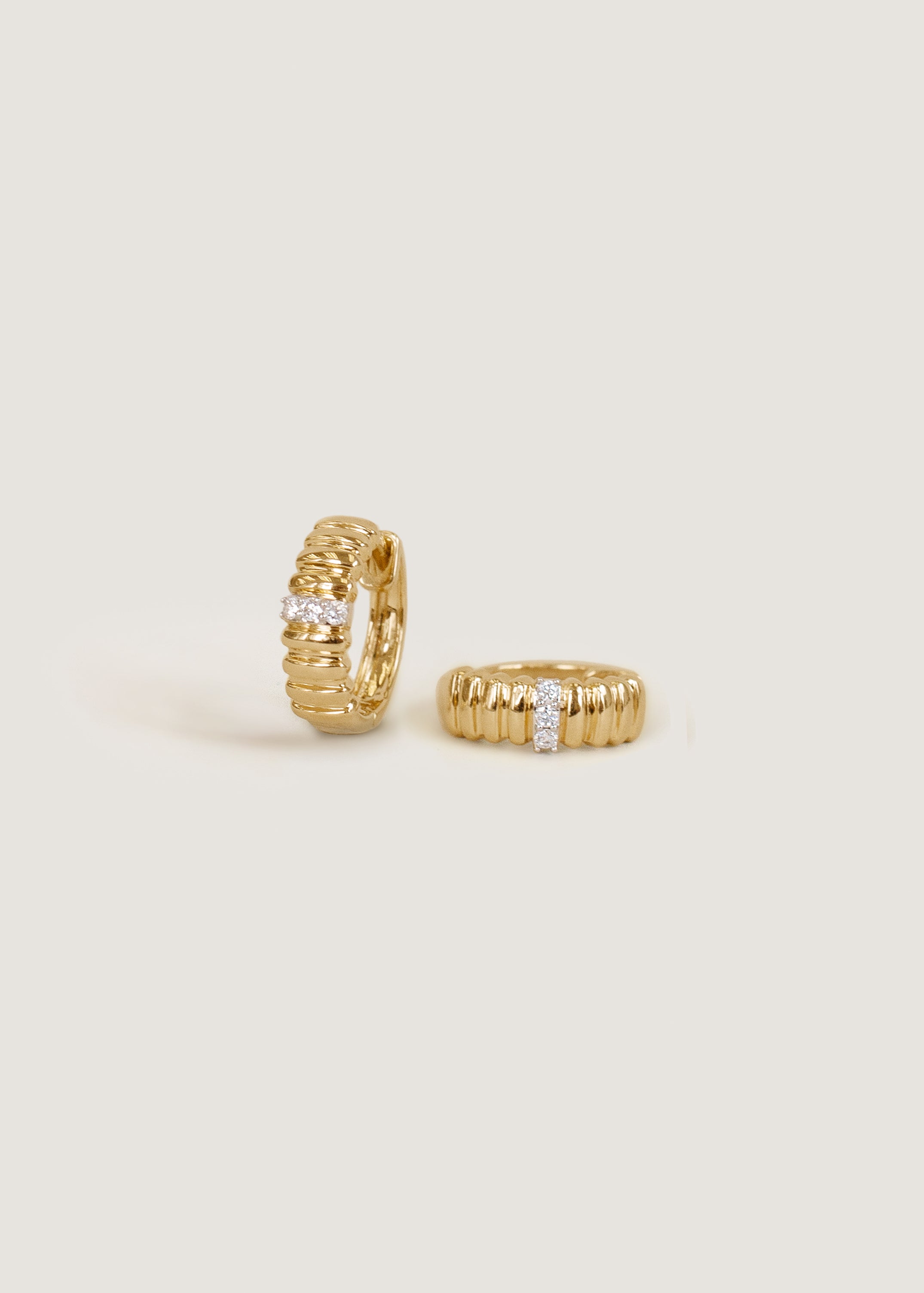 Solis Ribbed Three Diamond Hoop Earrings - Kinn