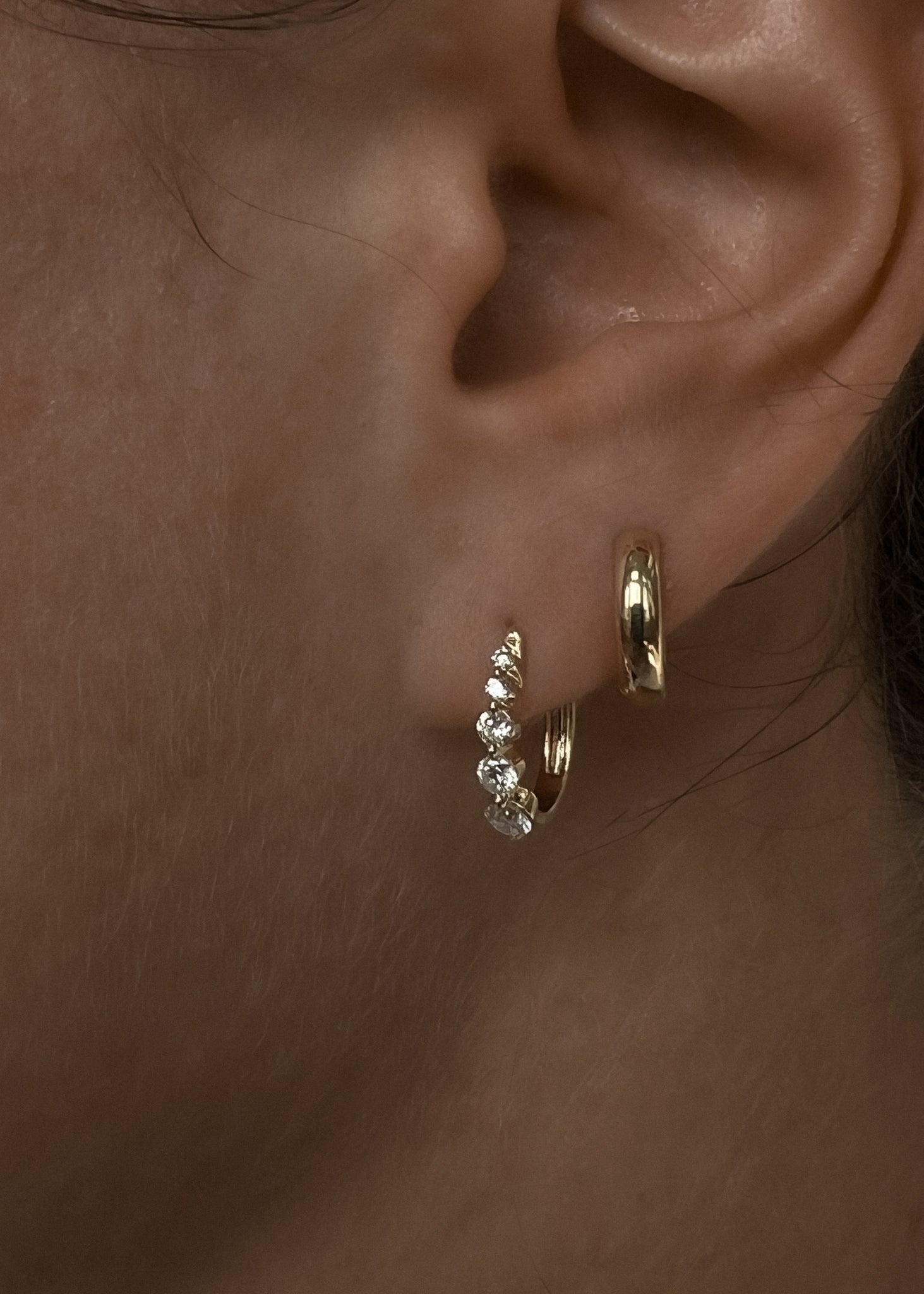 Graduated Huggie Earrings Diamond