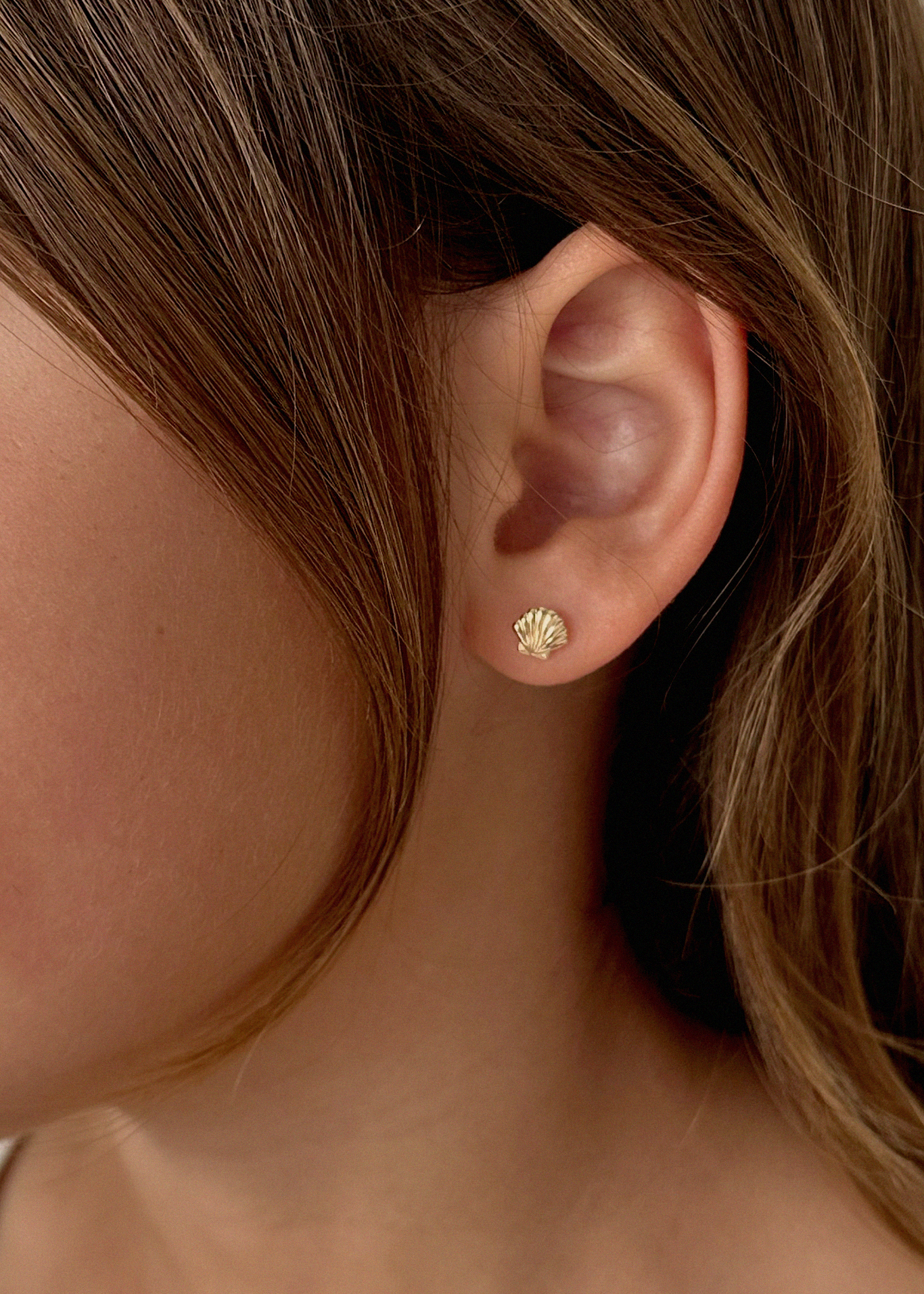 Bébé Gold Shell Stud Earrings for Kids Kinn Studio