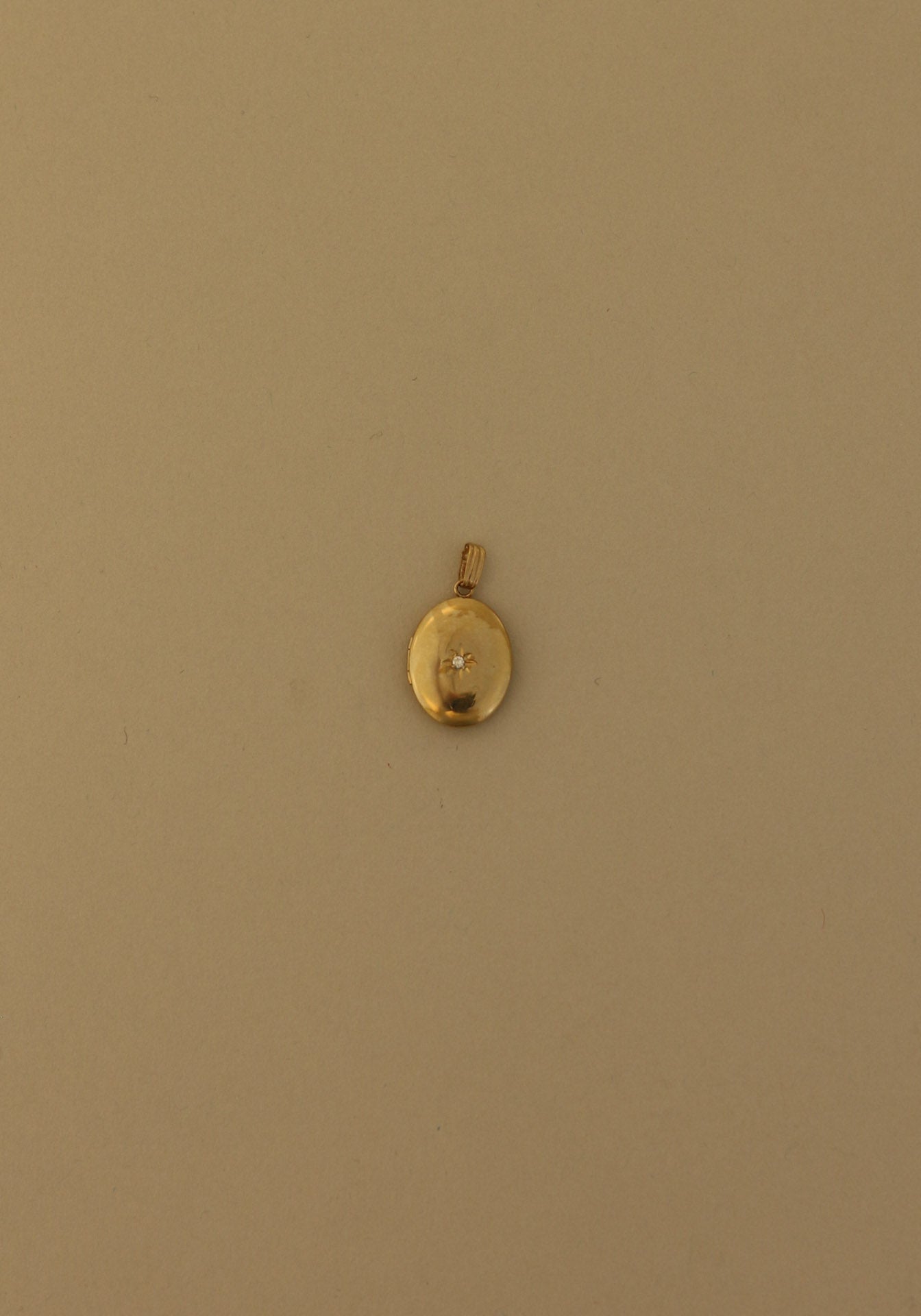 Archive Maison Oval Locket Diamond