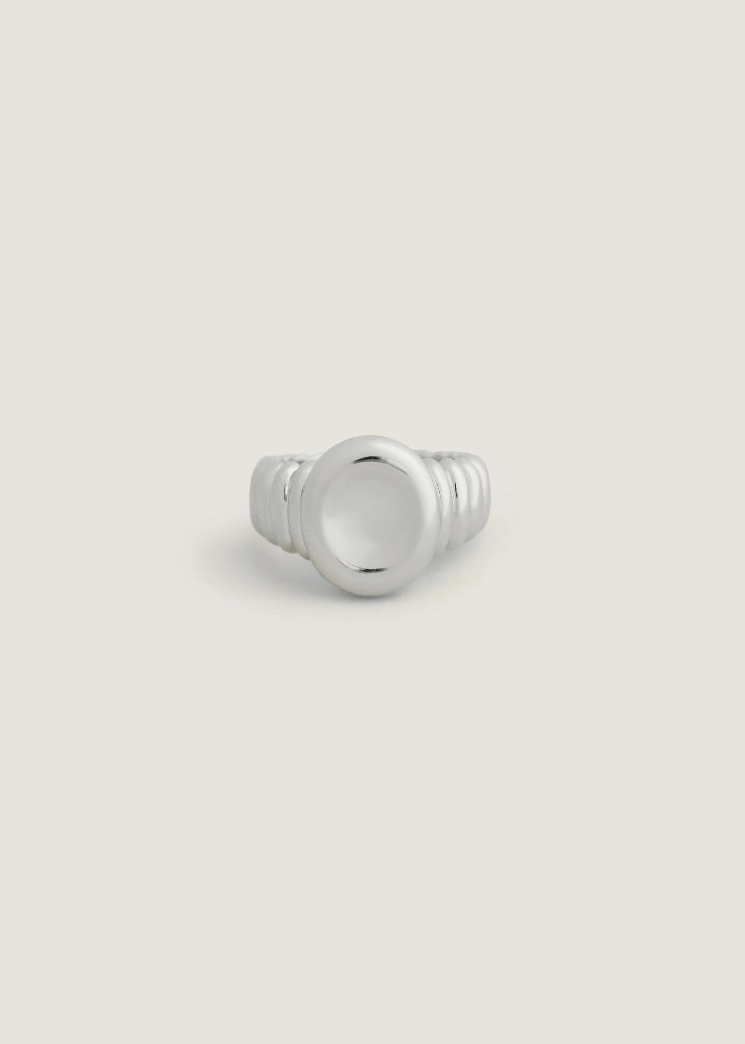 Osla Oval Signet Ring Silver | Kinn Studio