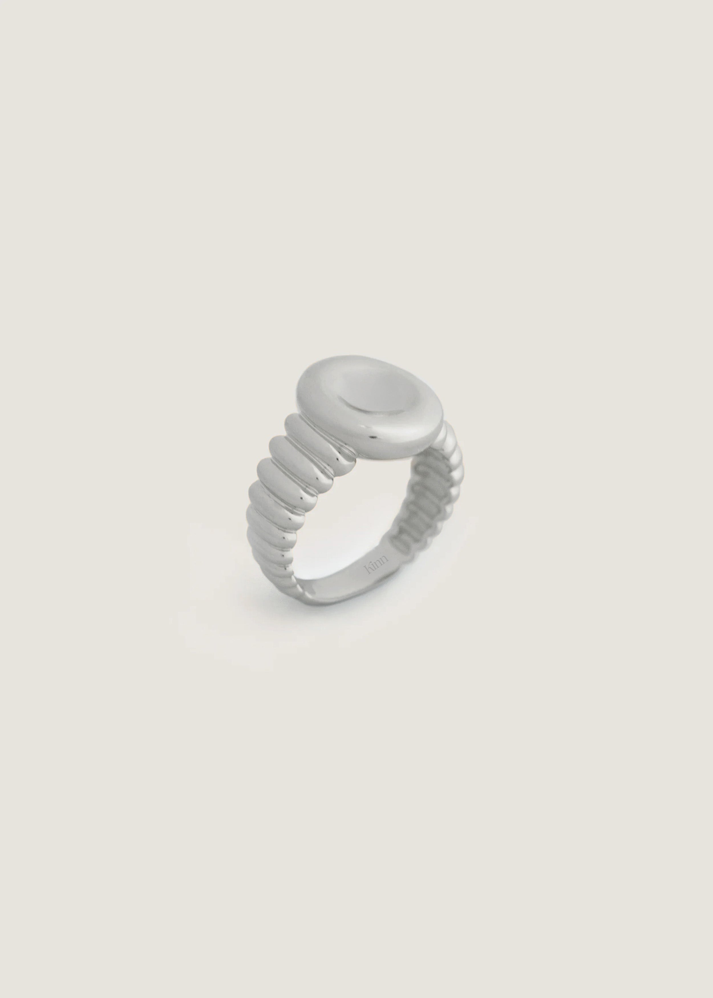 Osla Oval Signet Ring Silver | Kinn Studio