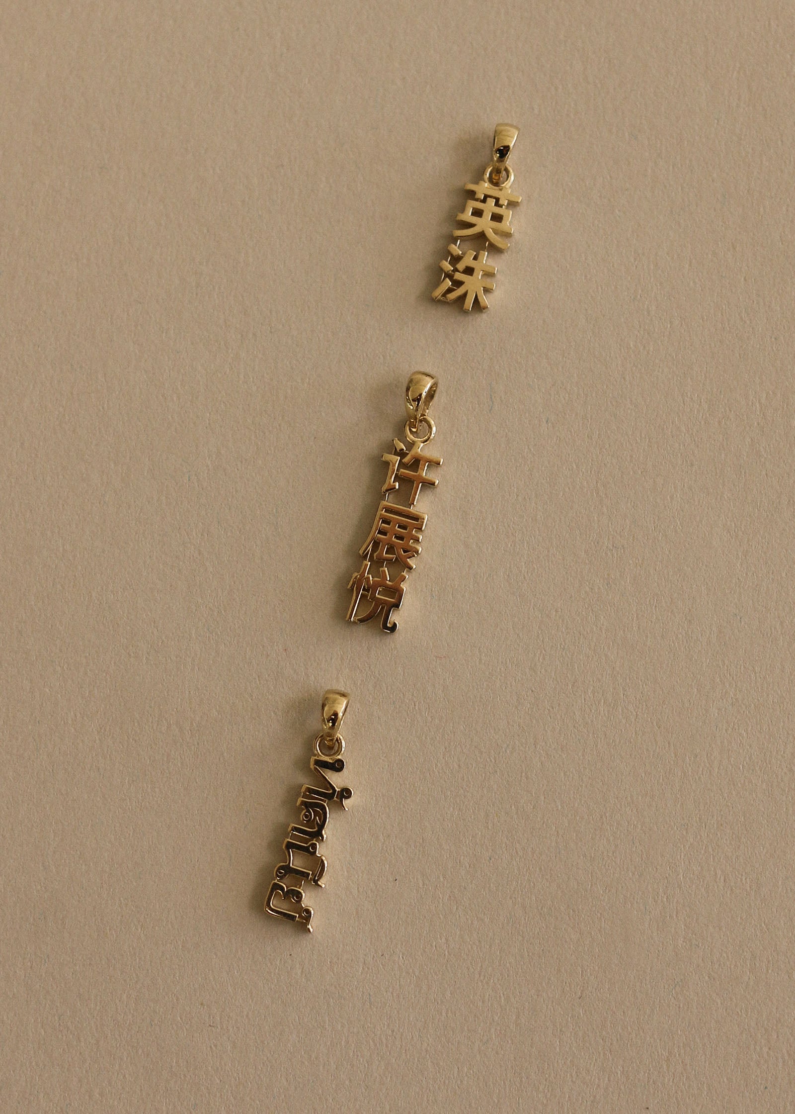 キムティ（キムスヒョンデザイン）ネックレス 14k Gold Dear Kaia Vertical Nameplate Pendant | Kinn Studio