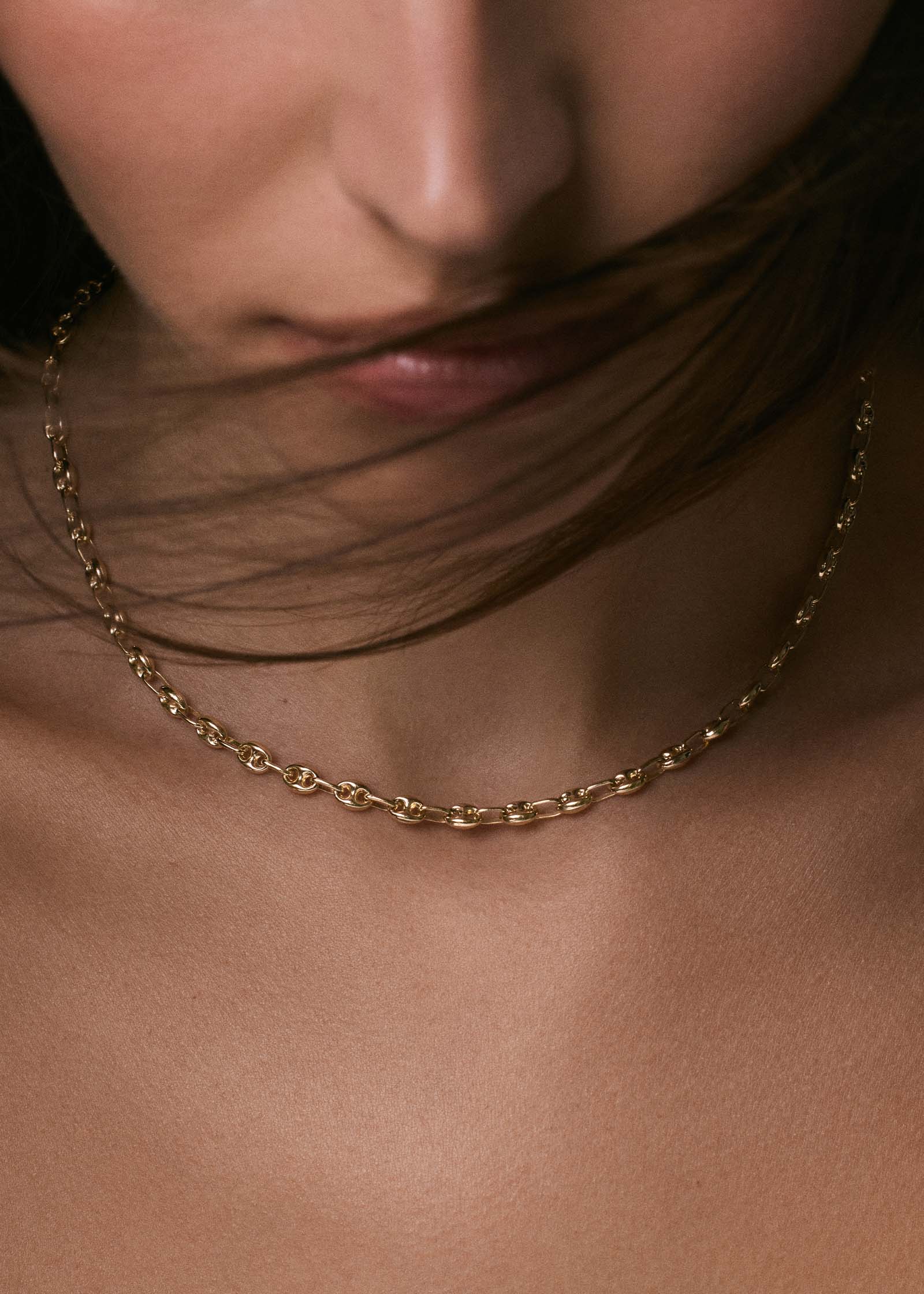 close up of a woman wearing a Kinn 14k Gold Petite Puffed Mariner Chain Necklace