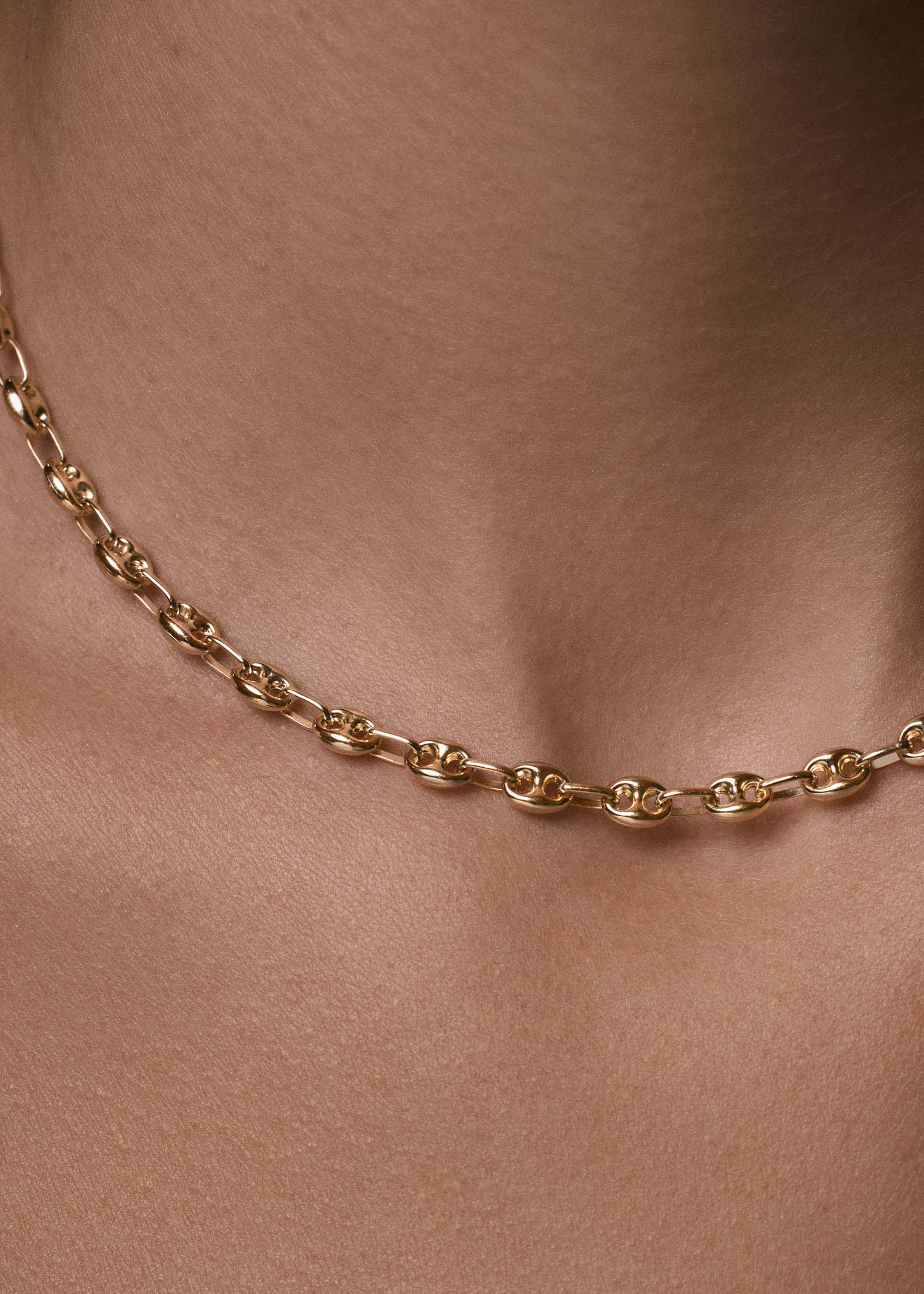 close up of the links on a Kinn 14k Gold Petite Puffed Mariner Chain Necklace