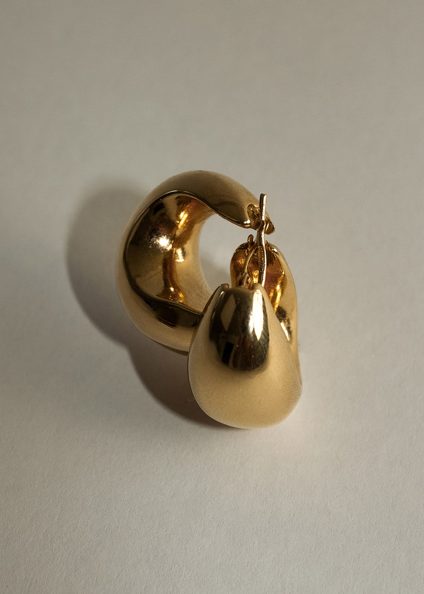Bold Teardrop Hoop Earrings 14k Gold - Kinn