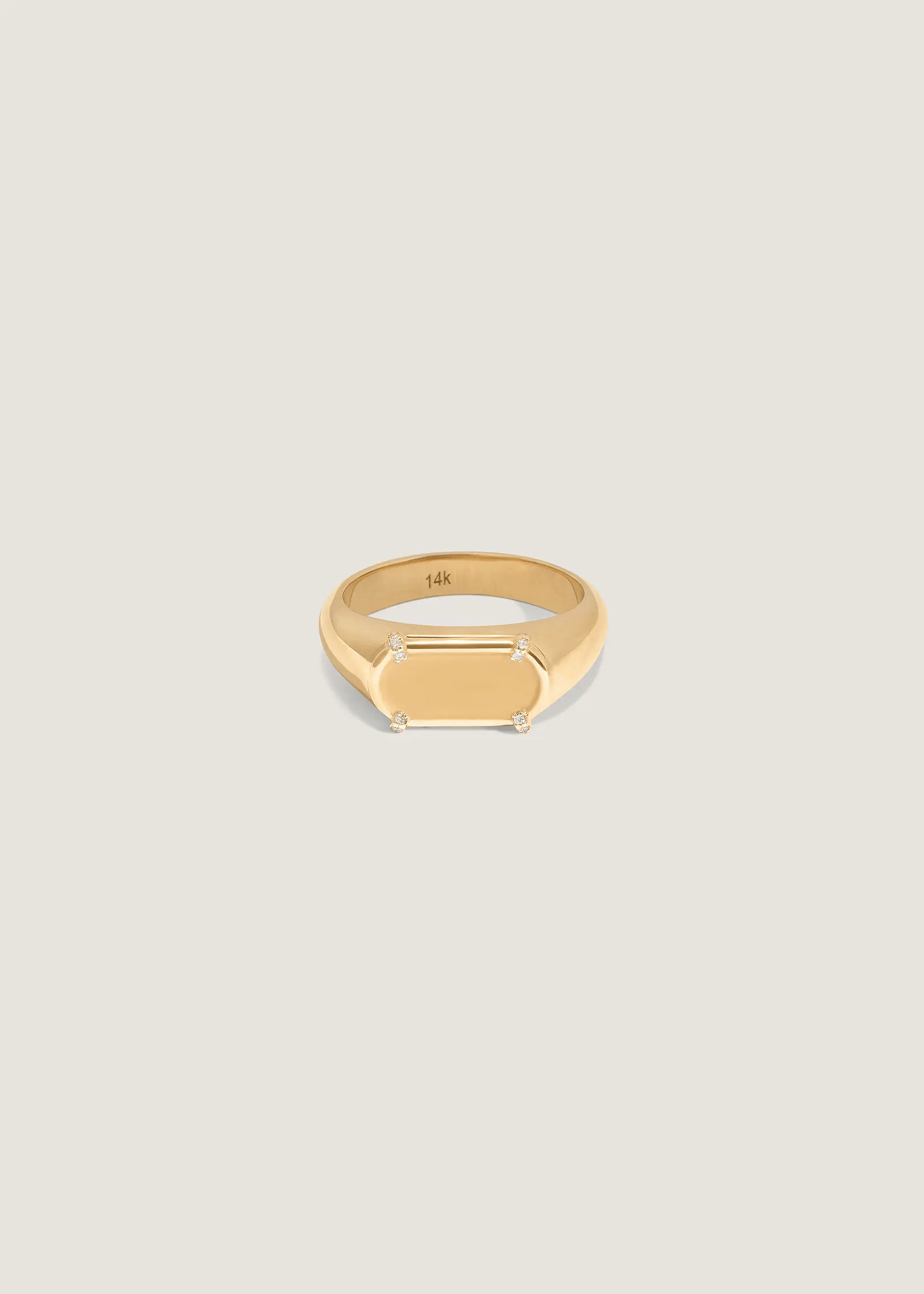 a gif of a Kinn 14k gold Harlow Signet Ring showing an engraved name in script