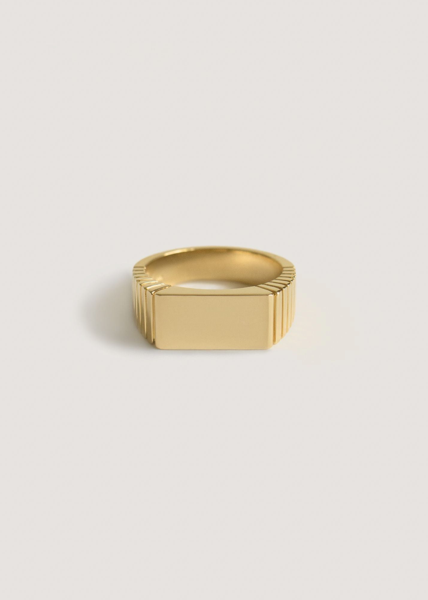 Vivian Ribbed Signet Ring Engraved 14k Solid Gold - Kinn