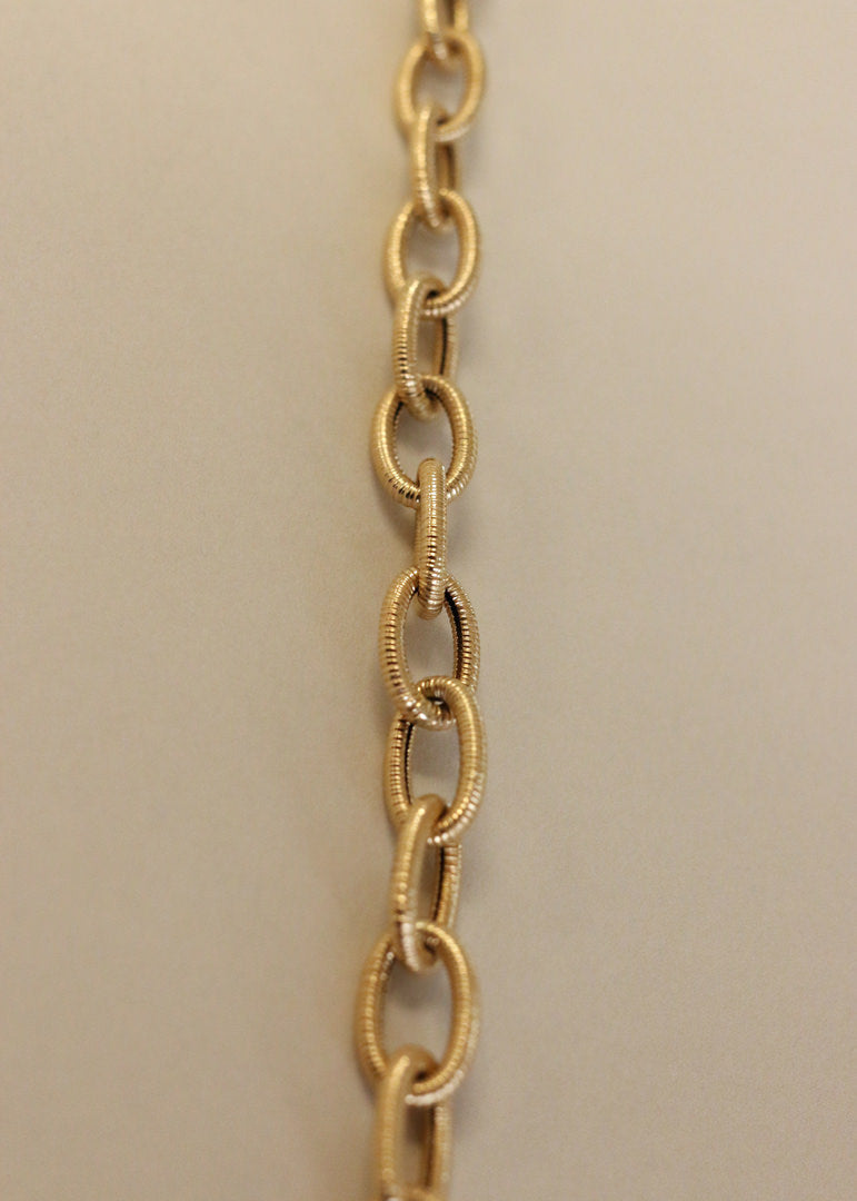 close up of the links of the Kinn Vintage 14k Gold Link Chain Bracelet