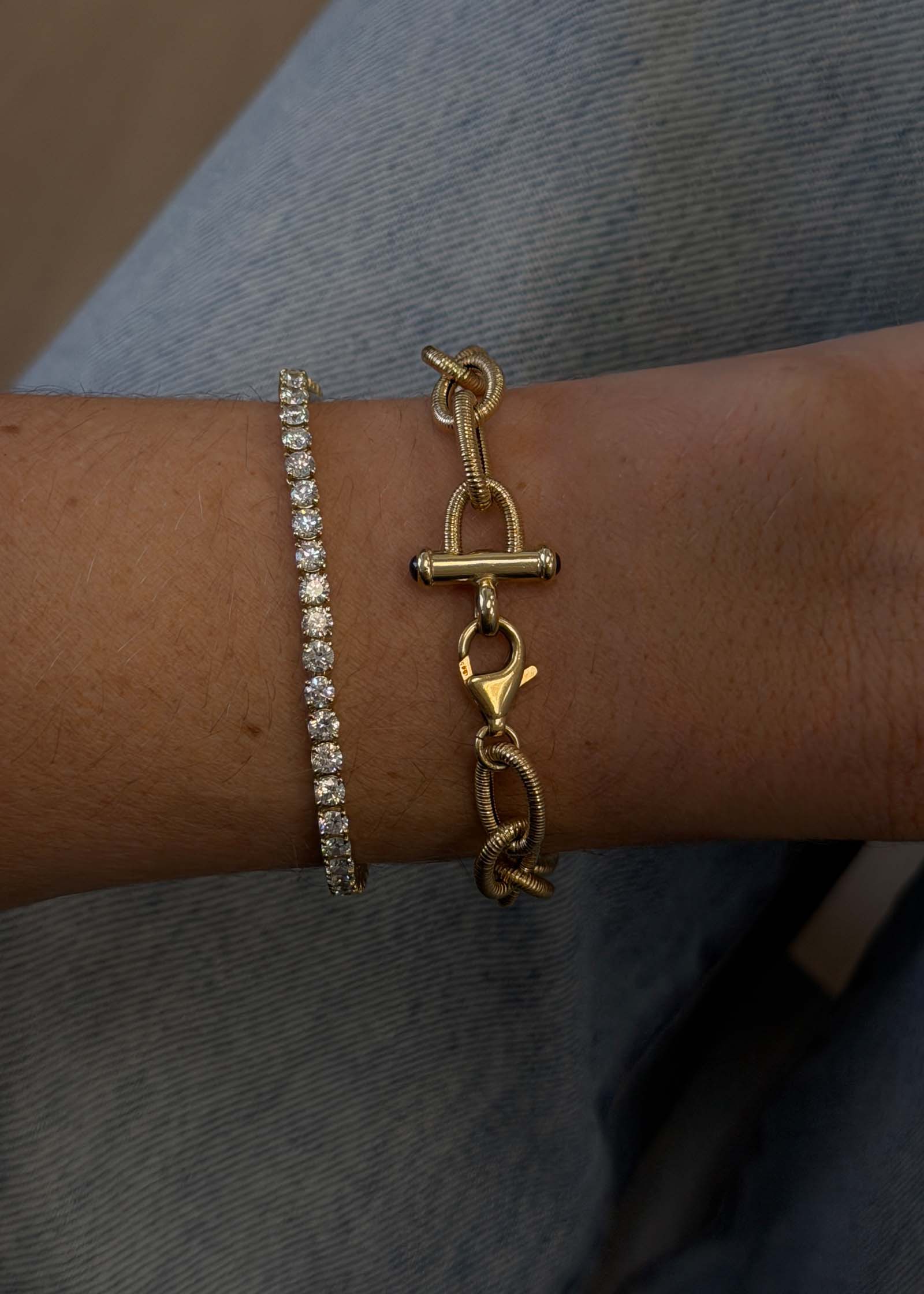 close up of the Kinn Vintage 14k Gold Link Chain Bracelet worn on wrist showing the clasp