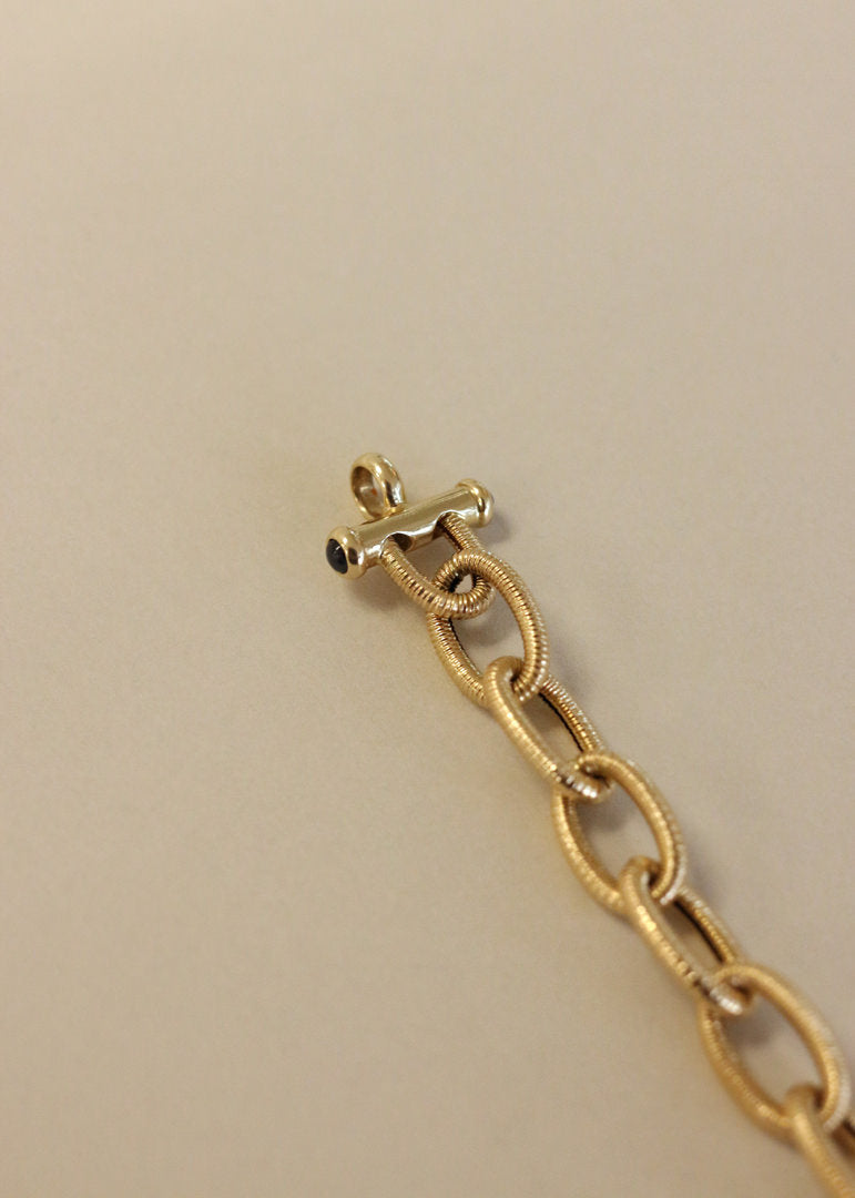 close up of the clasp of the Kinn Vintage 14k Gold Link Chain Bracelet