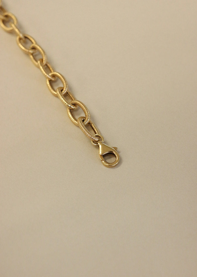 lobster clasp closure of the Kinn Vintage 14k Gold Link Chain Bracelet