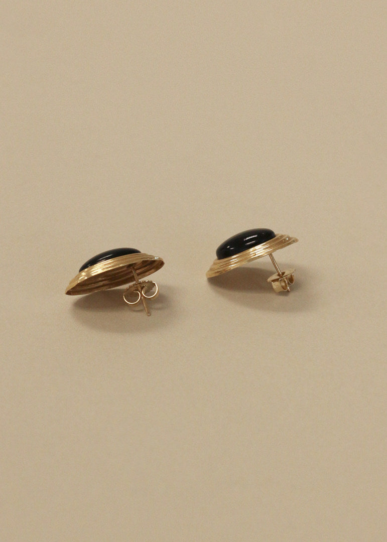 Angled view of Kinn Vintage 14k Gold Oval Onyx Earrings