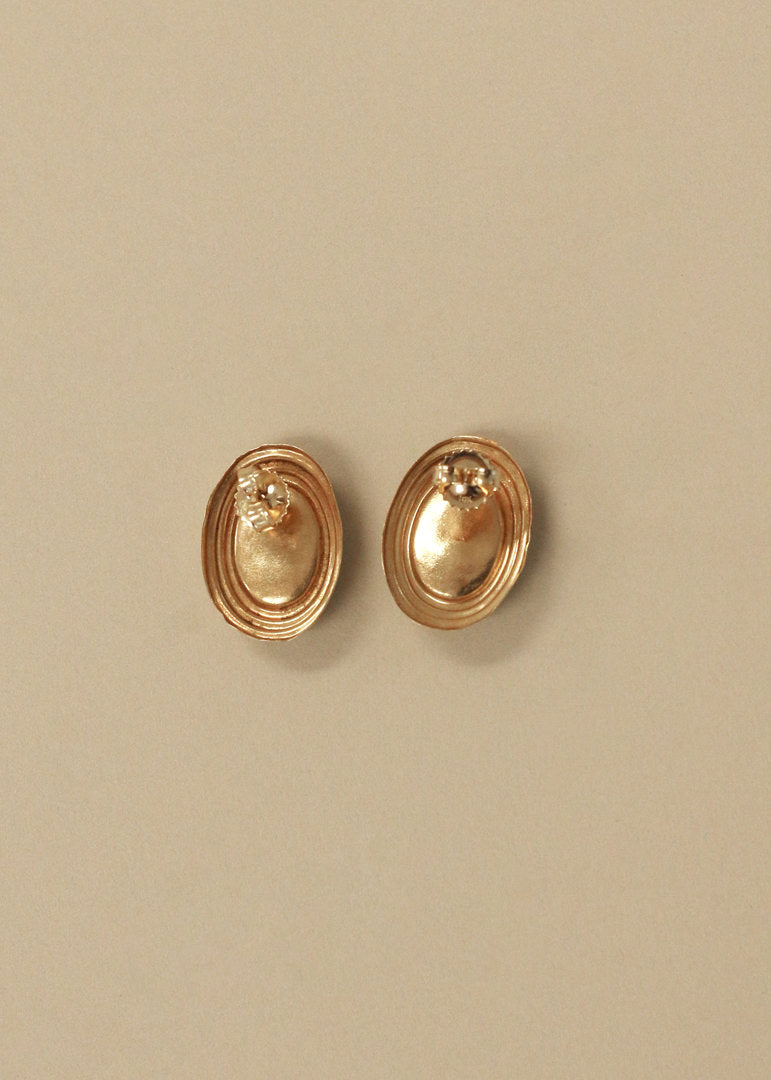 Ear backings of the Kinn Vintage 14k Gold Oval Onyx Earrings