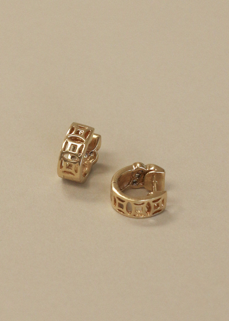 Earring back view of Kinn Vintage 14k Gold Baguette Diamond Huggie Earrings