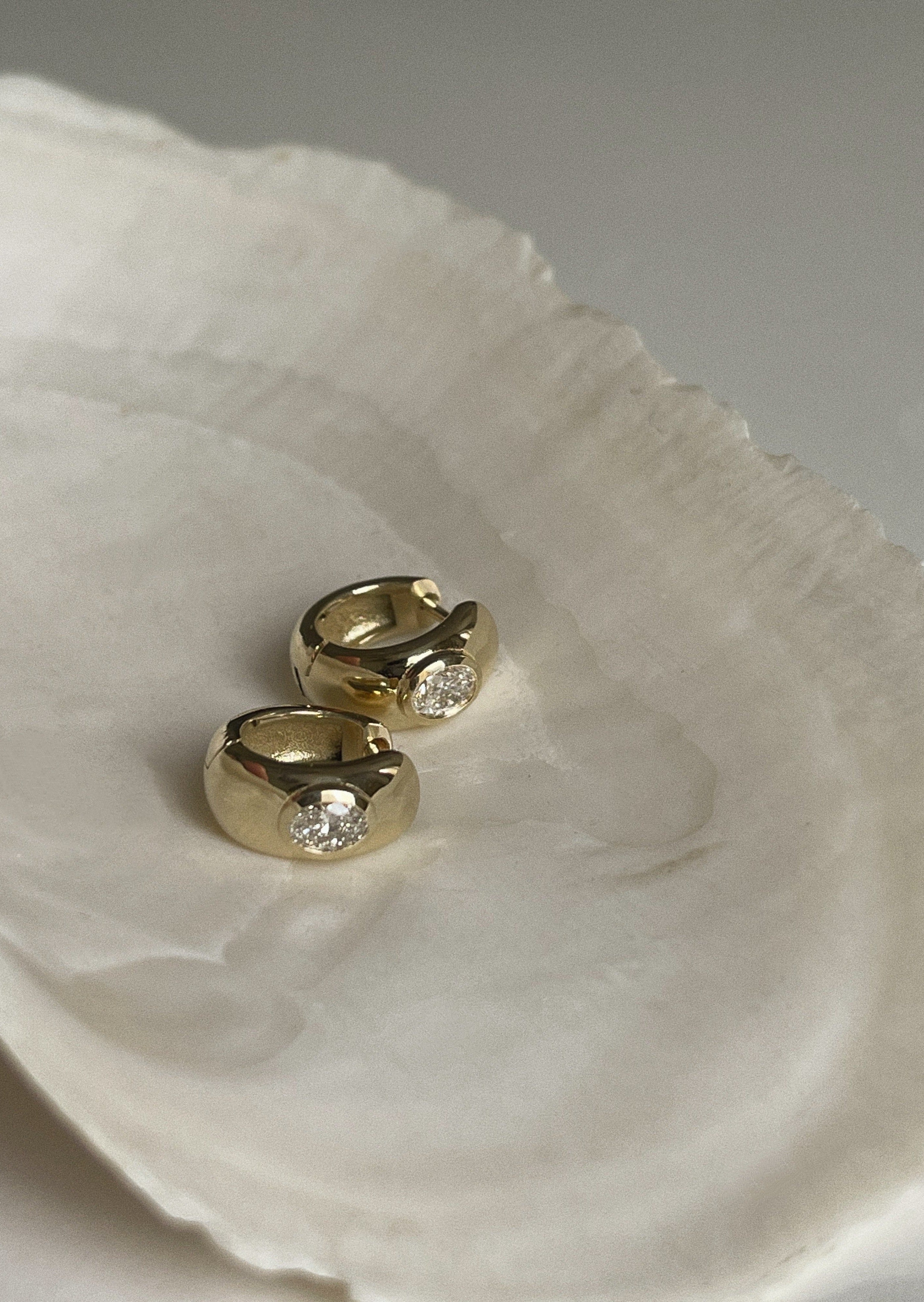 Ynez Dome Huggie Earrings Diamond - Kinn