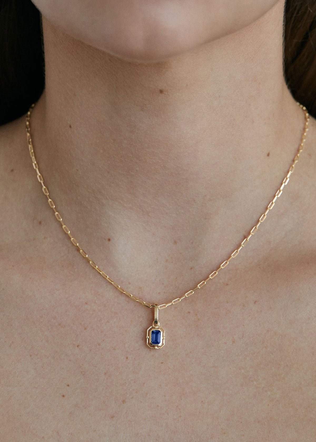 alt="Products Lyra Baguette Pendant I - Blue Sapphire with pico link chain"