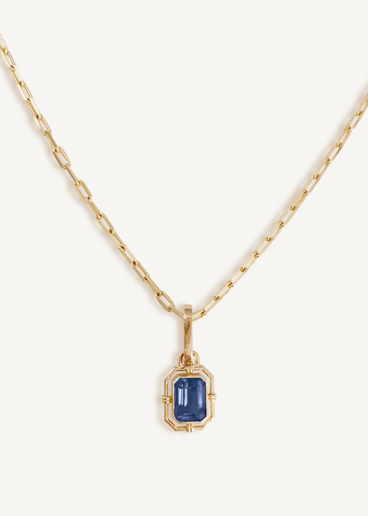 alt="Products Lyra Baguette Pendant I - Blue Sapphire with pico link chain"