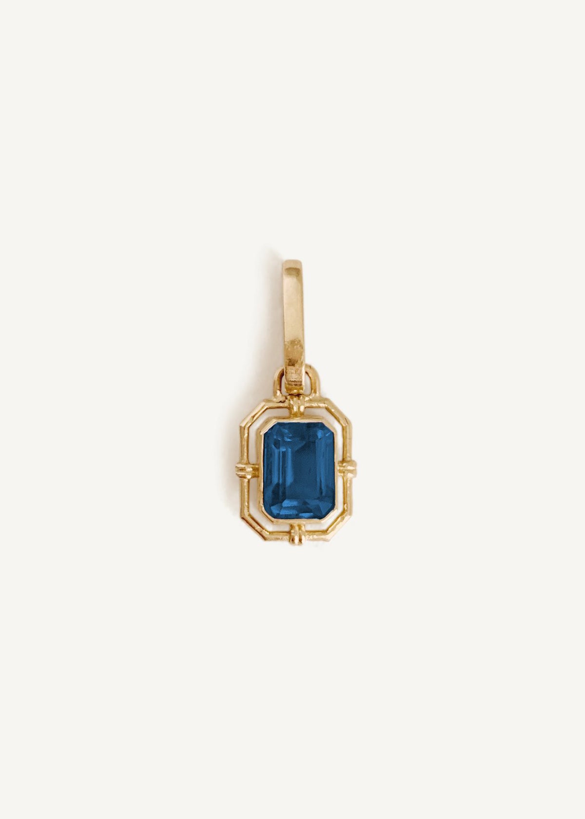 alt="Products Lyra Baguette Pendant I - Blue Sapphire"