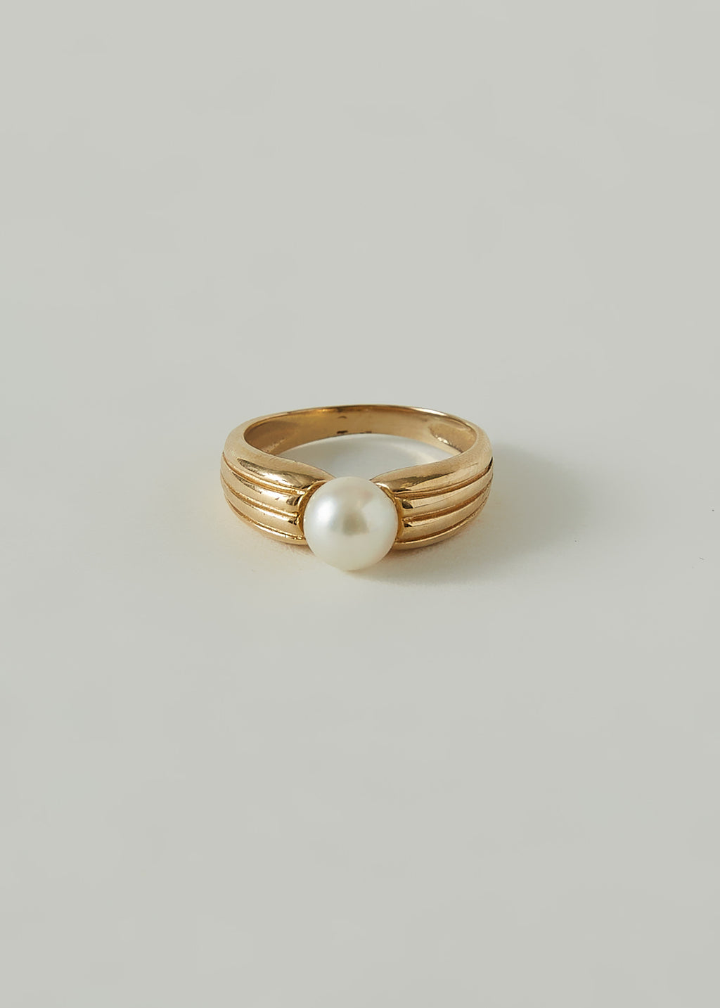 alt="Vintage Ribbed Pearl Signet Ring"