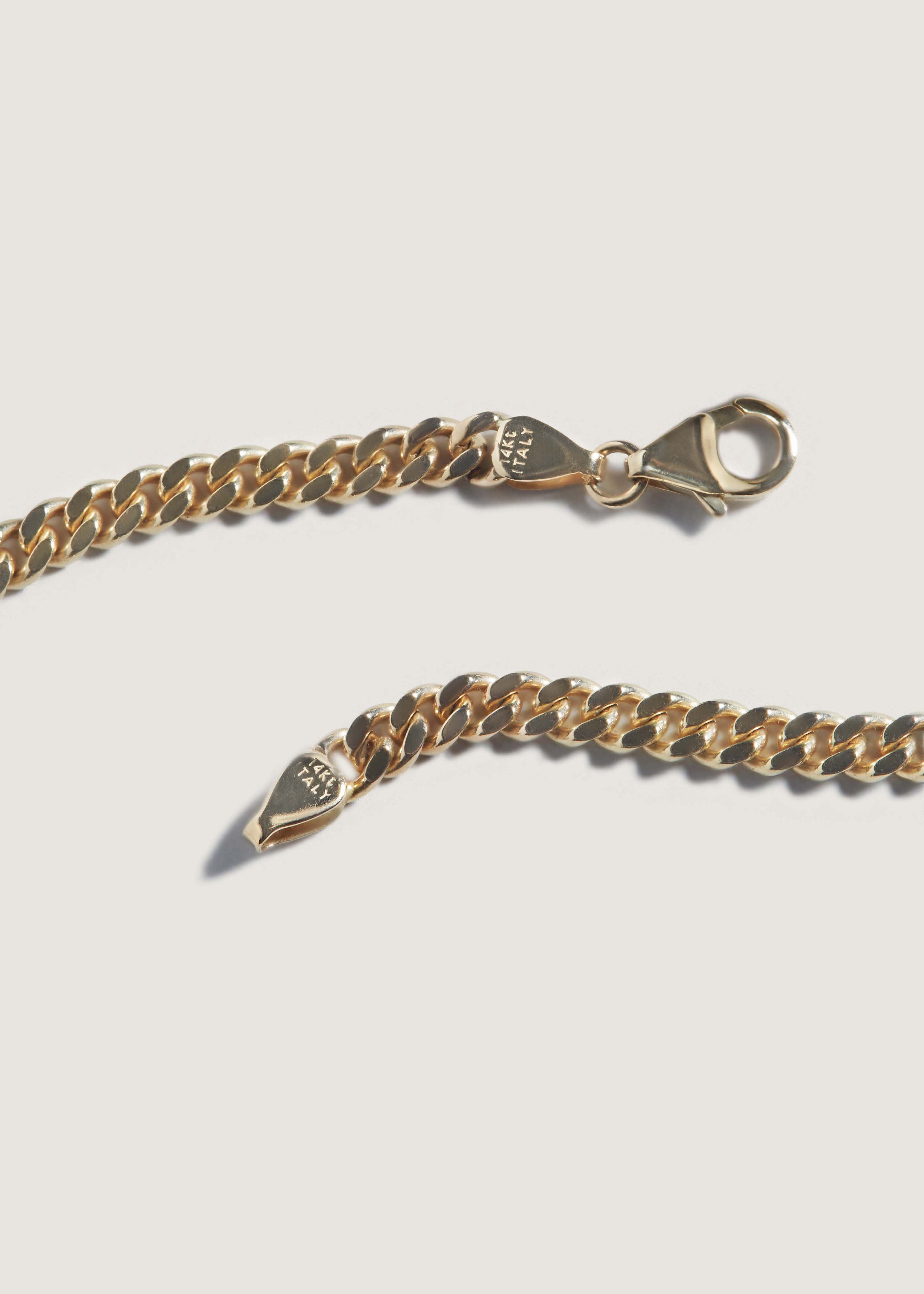 alt="close up of clasp of Capri Curb Chain Necklace II"