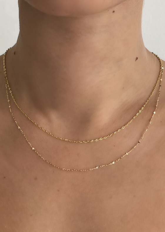 alt="Diamond Cut Rolo Chain Necklace styled with the mariner chain necklace"