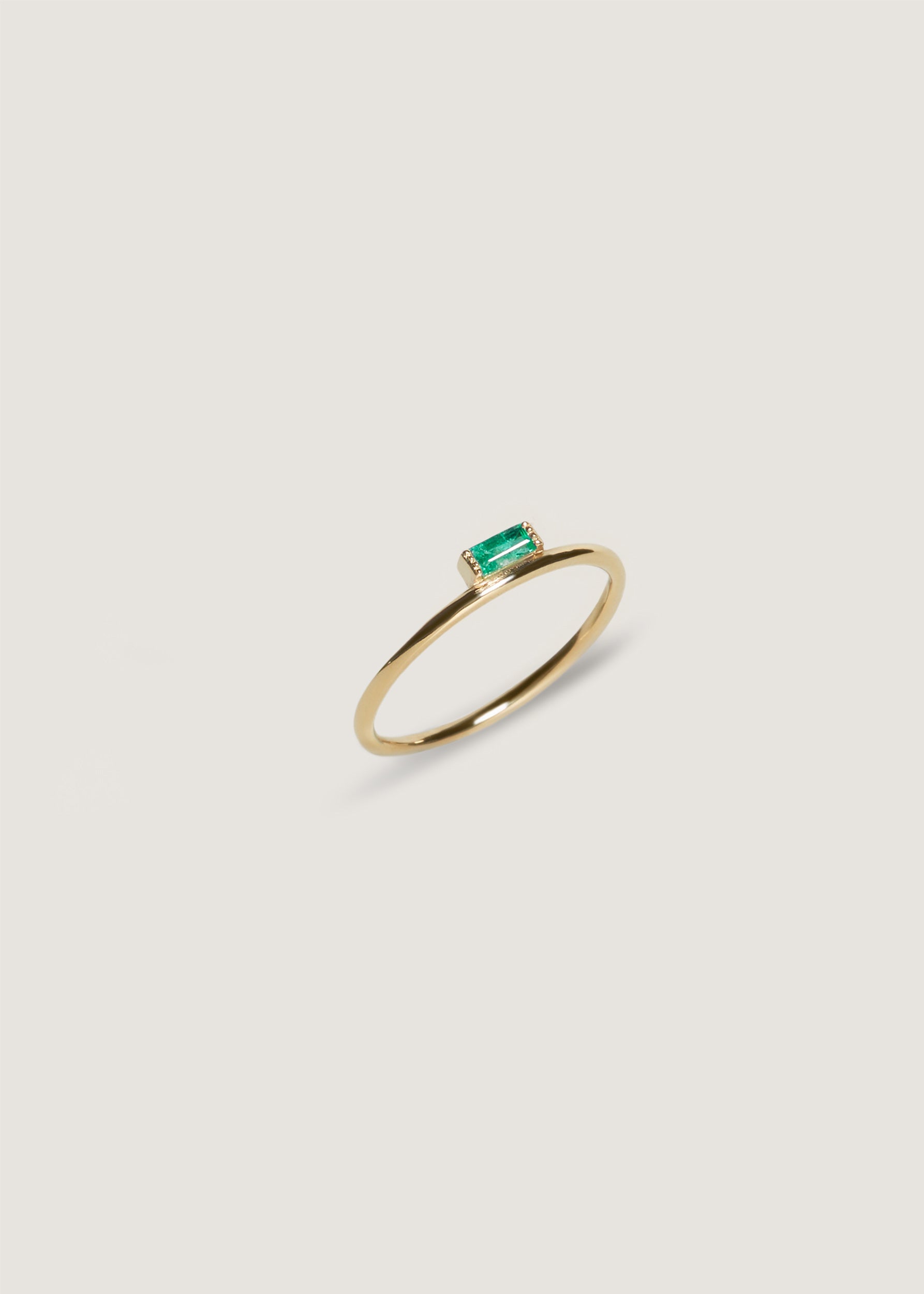 alt="Mother's Ring - Emerald"